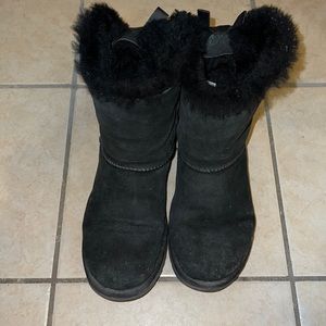 ugg bailey bow black size 8 no tares or holes